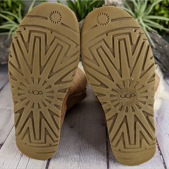 UGG Bailey Button II Boot - Picture 6 of 10